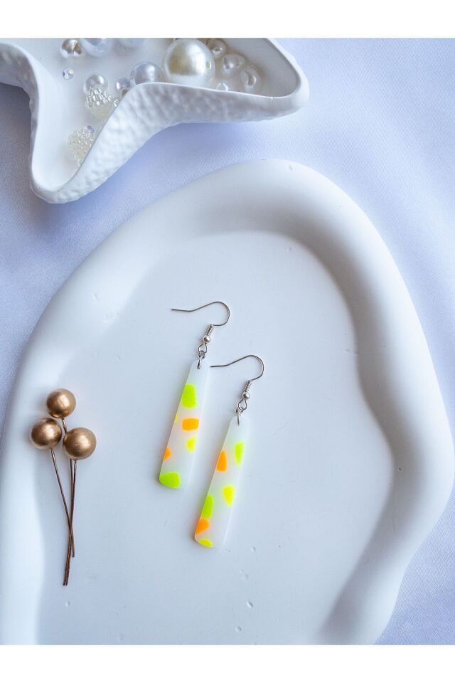 Özel Tasarım Transparan Polimer Kil Üzeri Neon Sarı Yeşil Turuncu Detay Sallantılı Küpe