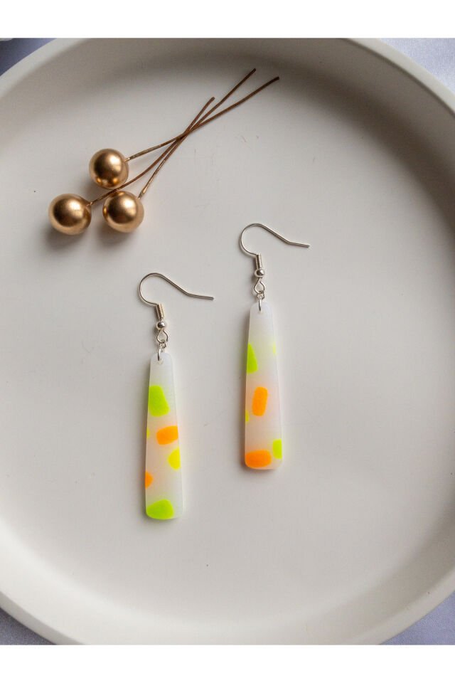 Özel Tasarım Transparan Polimer Kil Üzeri Neon Sarı Yeşil Turuncu Detay Sallantılı Küpe