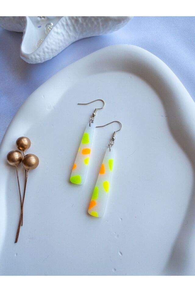 Özel Tasarım Transparan Polimer Kil Üzeri Neon Sarı Yeşil Turuncu Detay Sallantılı Küpe