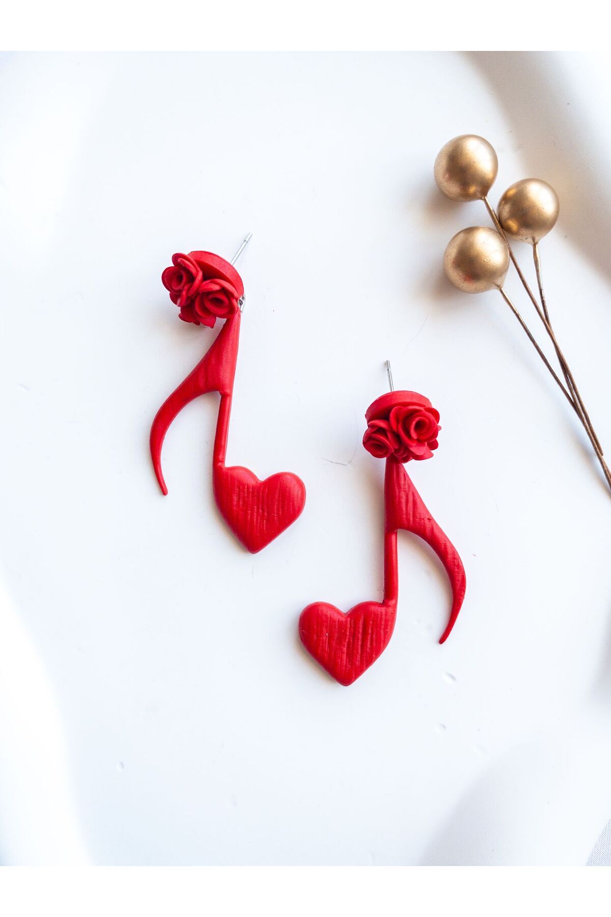 Özel Tasarım Kırmızı Polimer Kil Gül Detay Kalpli Nota Küpe