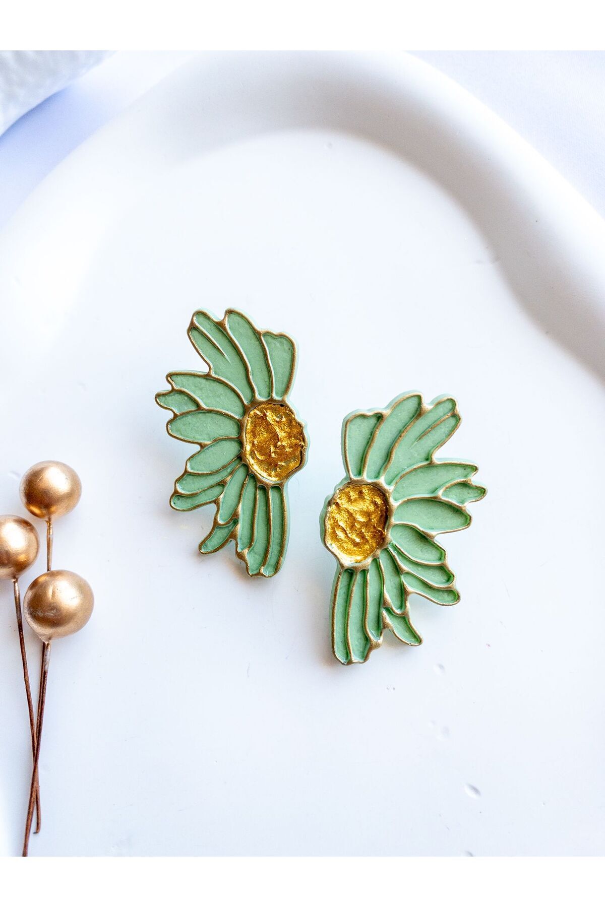 Özel Tasarım Polimer Kil Gold Detay Mint Yeşili Papatya Küpe