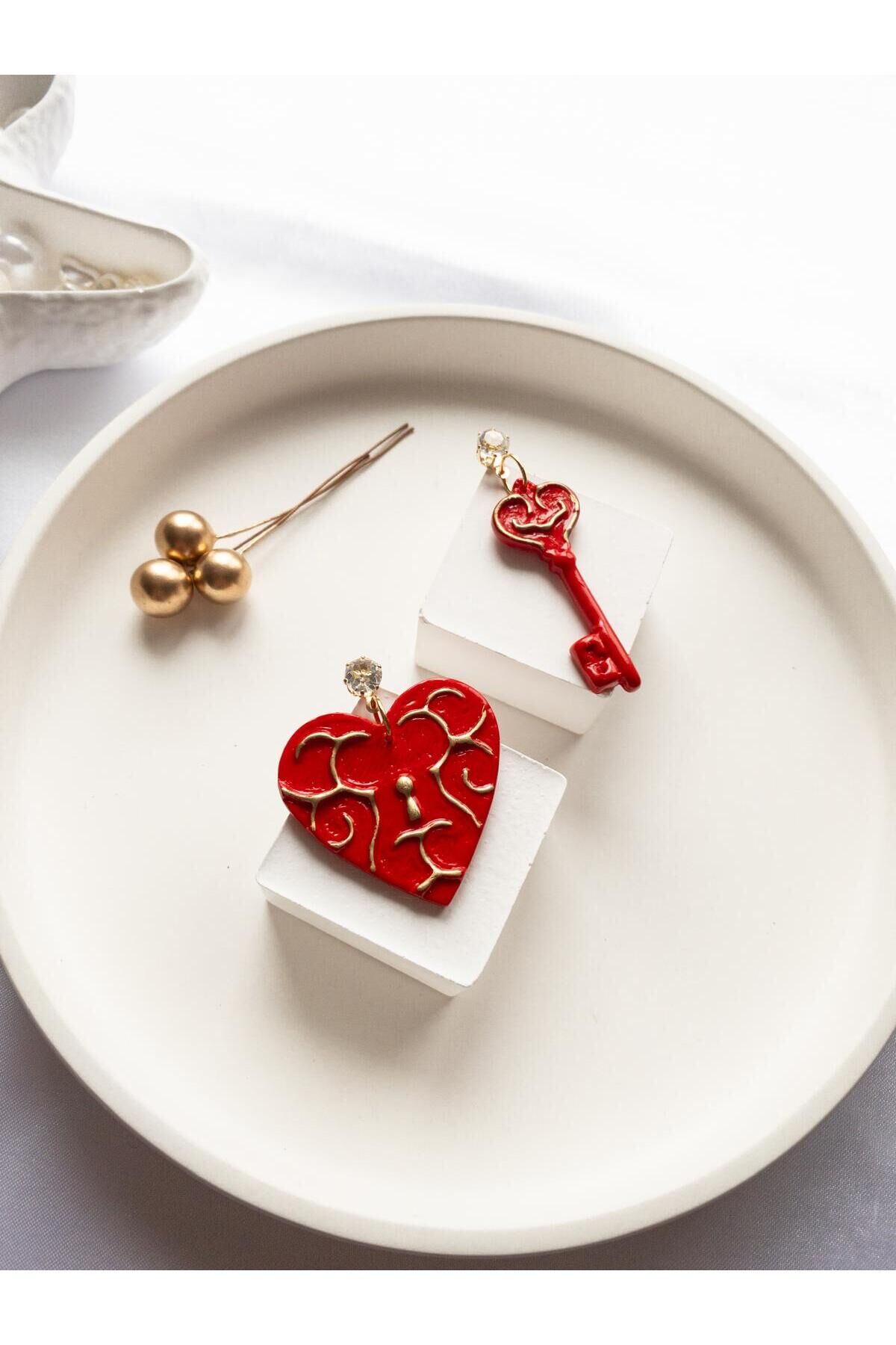 Özel Tasarım Polimer Kil Gold Detay Kırmızı Anahtar Ve Kalp Küpe