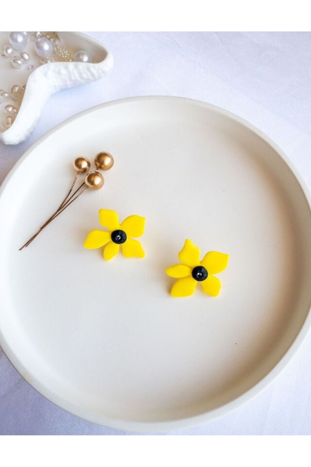 Sarı Çiçek Küpe – El Yapımı Polimer Kil Tasarım – Hafif Kullanım