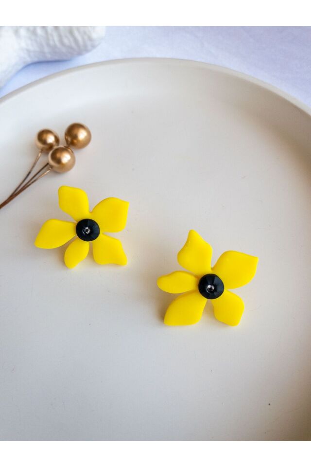 Sarı Çiçek Küpe – El Yapımı Polimer Kil Tasarım – Hafif Kullanım