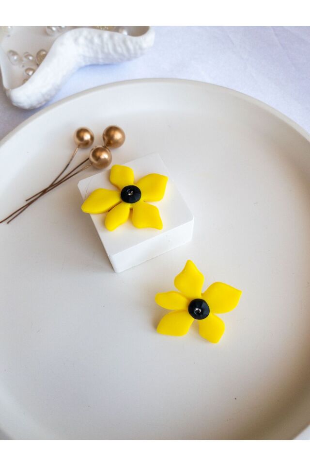 Sarı Çiçek Küpe – El Yapımı Polimer Kil Tasarım – Hafif Kullanım
