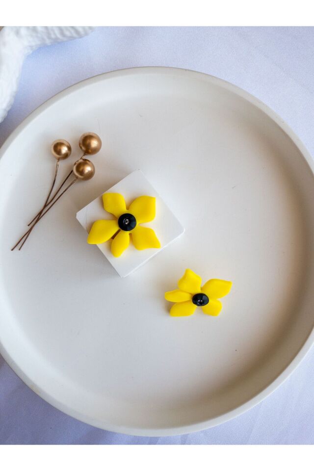 Sarı Çiçek Küpe – El Yapımı Polimer Kil Tasarım – Hafif Kullanım
