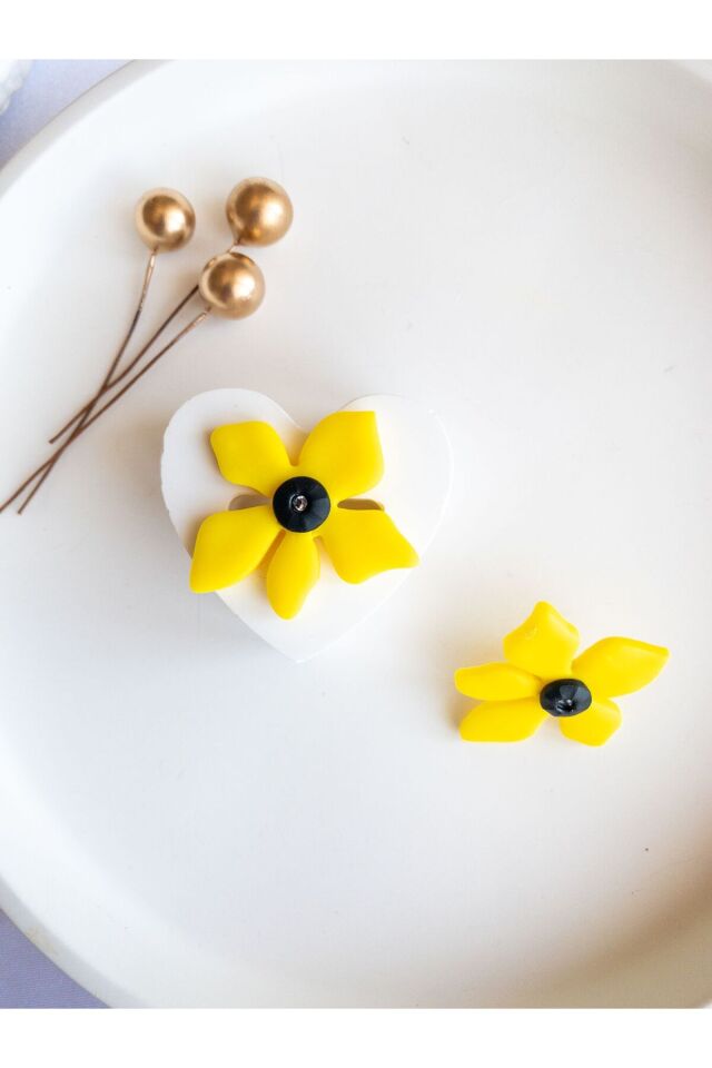 Sarı Çiçek Küpe – El Yapımı Polimer Kil Tasarım – Hafif Kullanım