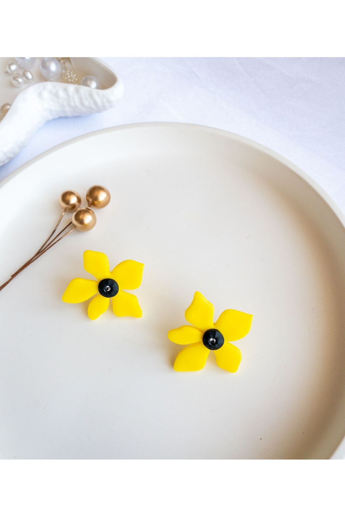 Sarı Çiçek Küpe – El Yapımı Polimer Kil Tasarım – Hafif Kullanım