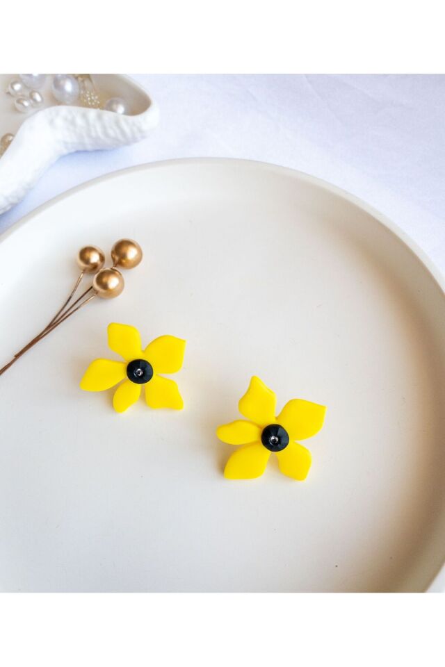 Sarı Çiçek Küpe – El Yapımı Polimer Kil Tasarım – Hafif Kullanım
