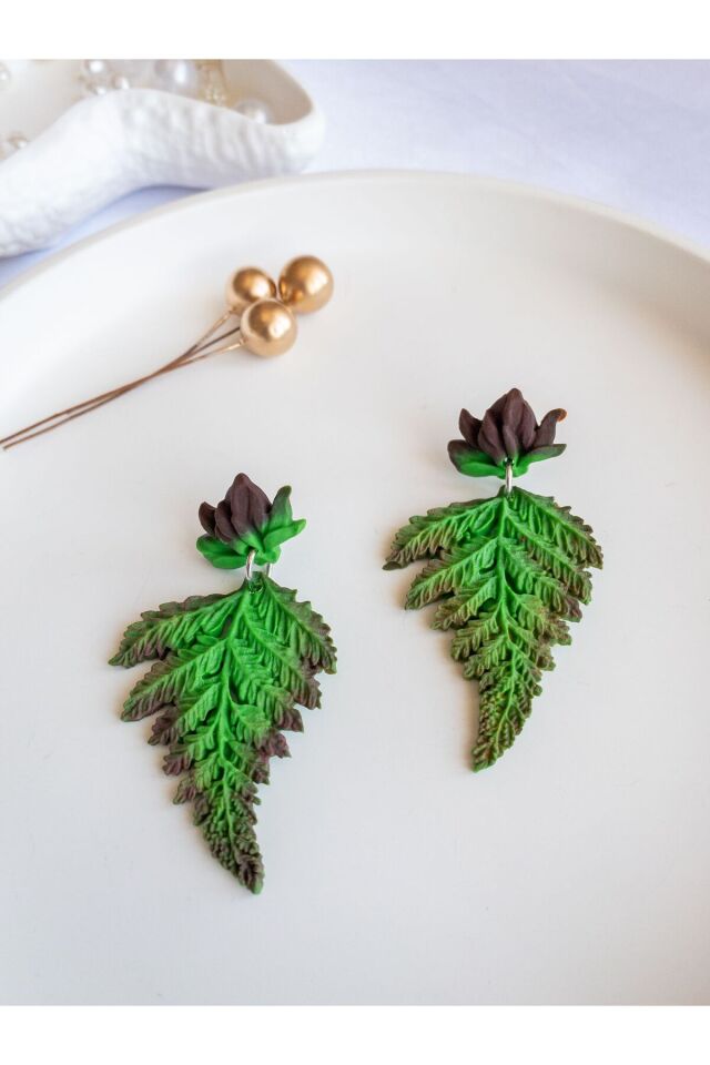 BeuBella Yaprak Formlu El Yapımı Küpe – Yeşil & Kahverengi Polimer Kil – Antialerjik Çelik