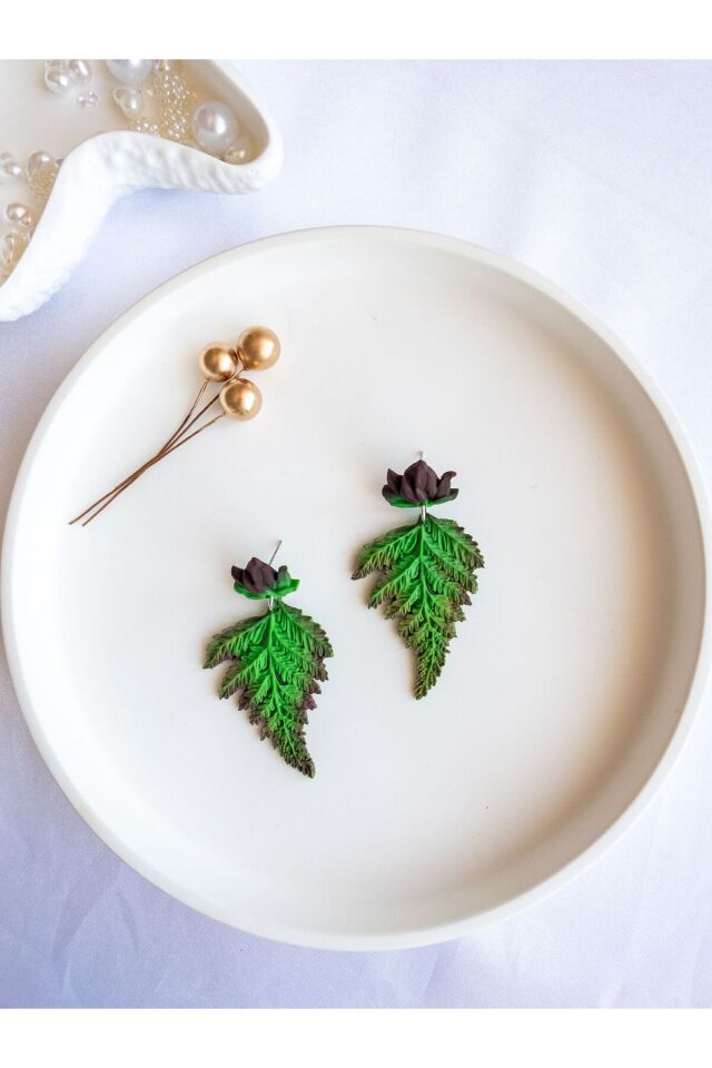 BeuBella Yaprak Formlu El Yapımı Küpe – Yeşil & Kahverengi Polimer Kil – Antialerjik Çelik