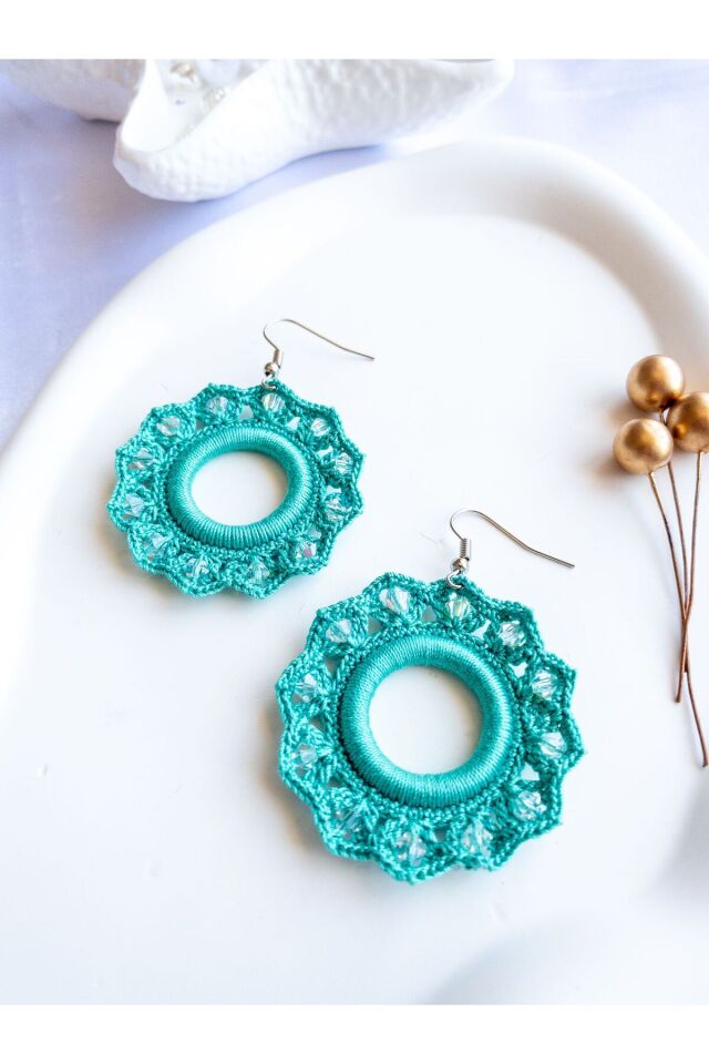 El Yapımı Turkuaz Oya Üzeri Kristal Boncuk Işleme Küpe