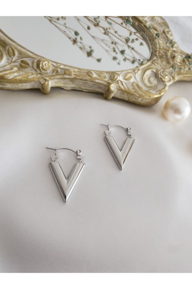 Gümüş Renk Üçgen Çelik Küpe