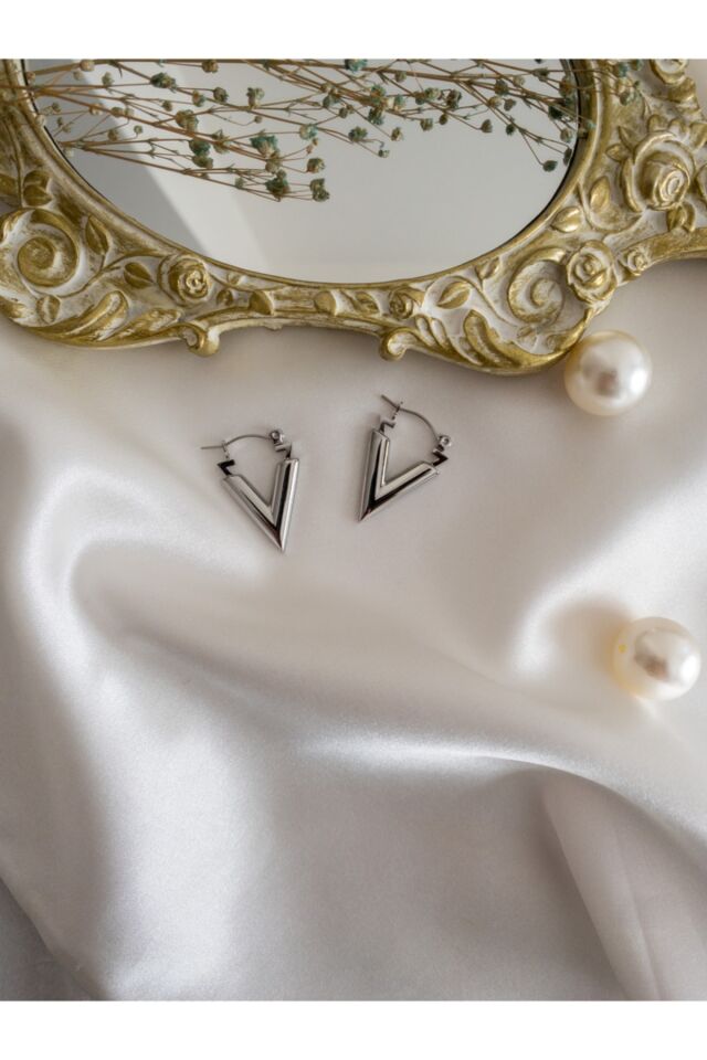 Gümüş Renk Üçgen Çelik Küpe