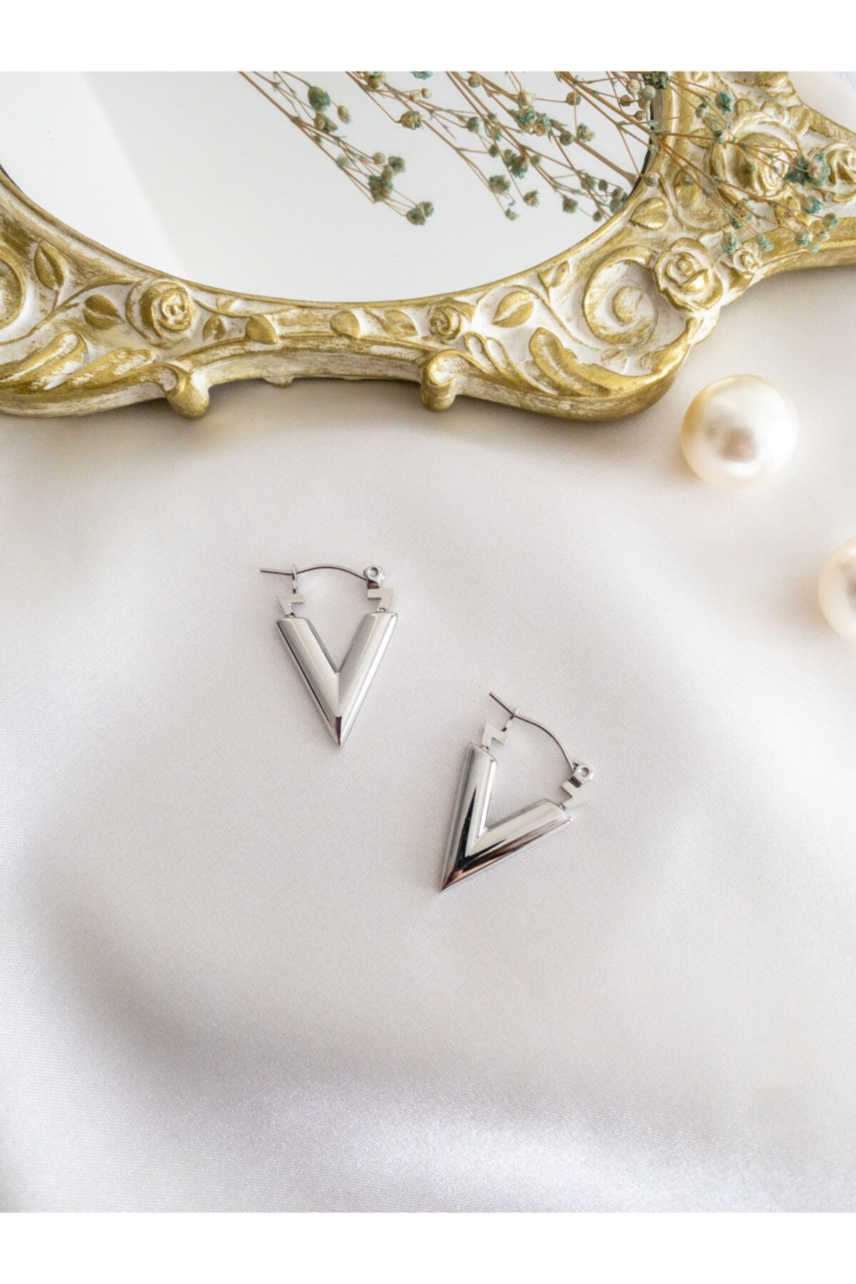 Gümüş Renk Üçgen Çelik Küpe