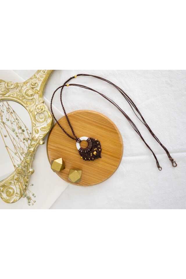 El Yapımı Mineli Sedef Halka Üzeri Kahverengi Mumlu Ip Madalyon Makrome Kolye