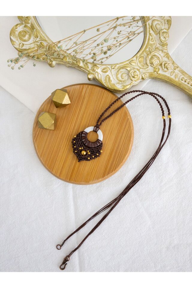 El Yapımı Mineli Sedef Halka Üzeri Kahverengi Mumlu Ip Madalyon Makrome Kolye