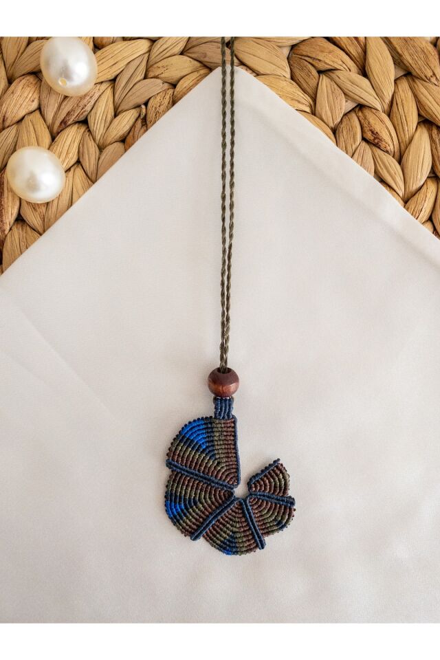 El Yapımı Lacivert Mumlu Ip Üzeri Güneş Desen Makrome Kolye