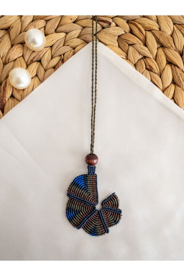 El Yapımı Lacivert Mumlu Ip Üzeri Güneş Desen Makrome Kolye
