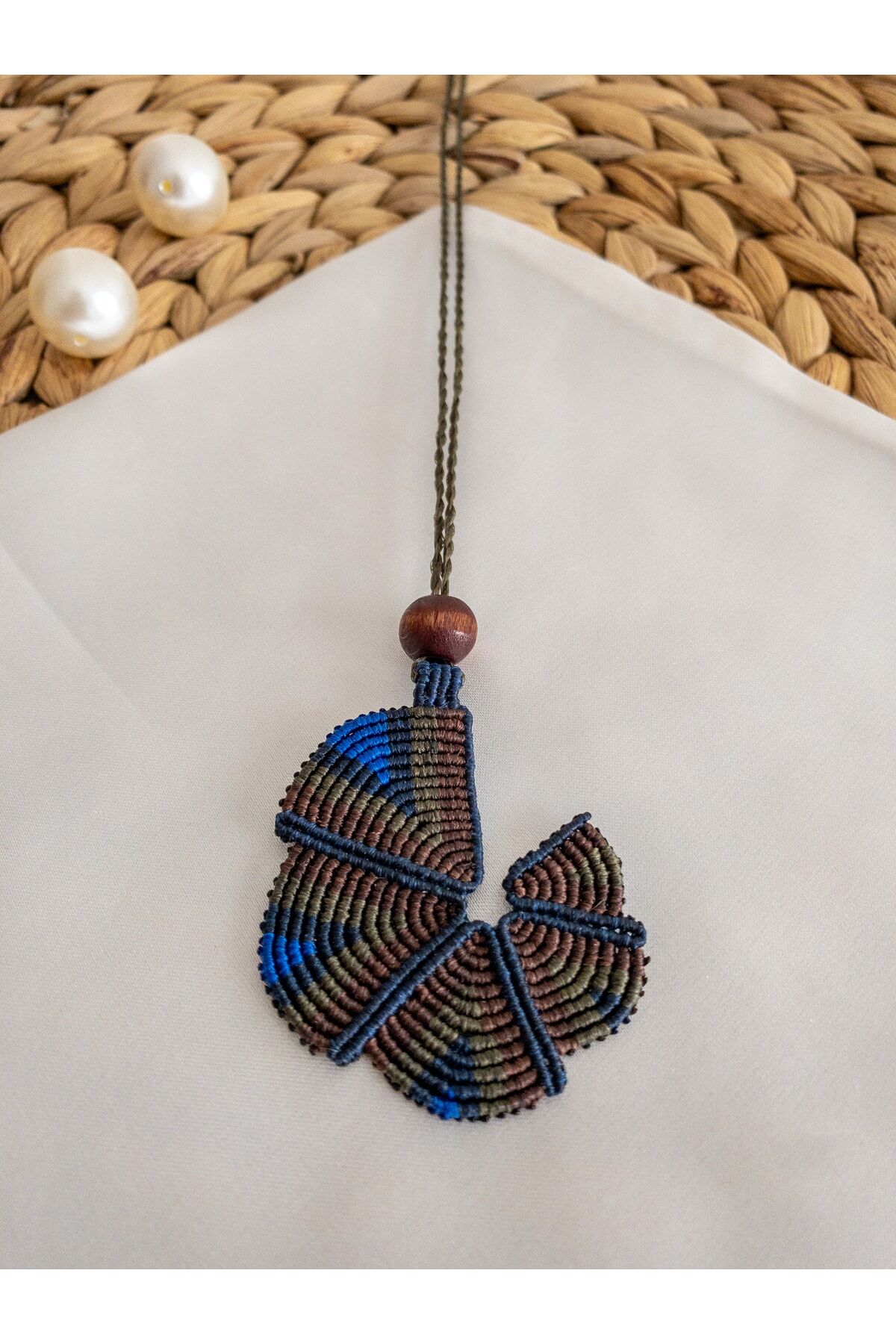 El Yapımı Lacivert Mumlu Ip Üzeri Güneş Desen Makrome Kolye