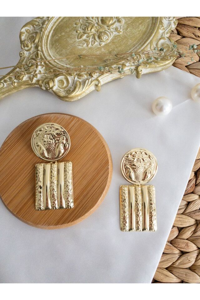 Gold Etnik Kabartmalı Arma Model Küpe