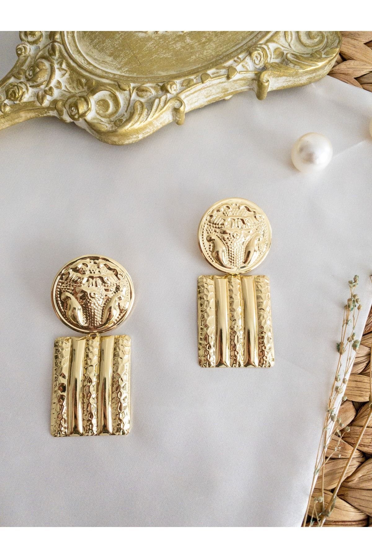 Gold Etnik Kabartmalı Arma Model Küpe