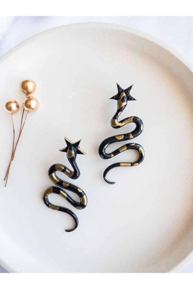 El Yapımı Yılan Küpe – Siyah Gold Polimer Kil, Yıldız Başlıklı, Antialerjik, Hediye Kutulu