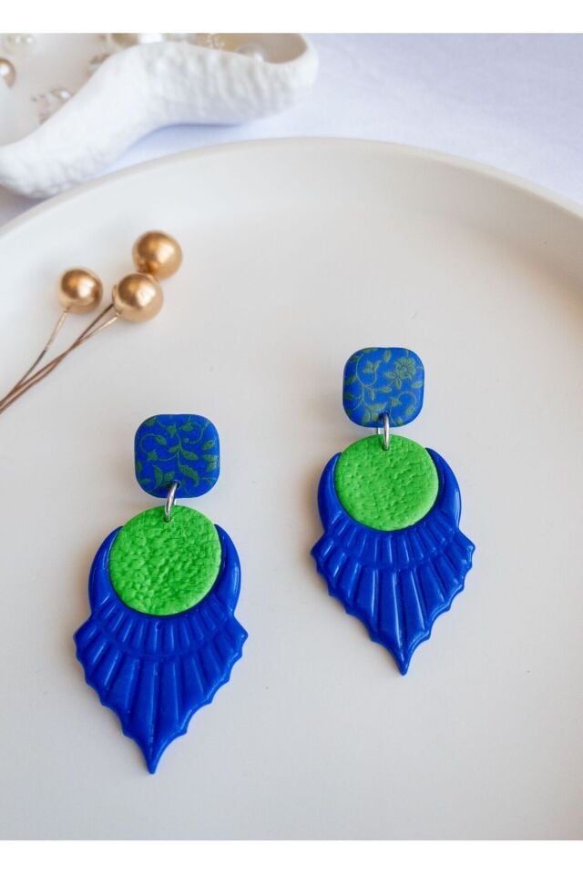 Mavi Yeşil Çiçek Desenli Küpe – Polimer Kil, El Yapımı, Antialerjik, Hediye Kutulu