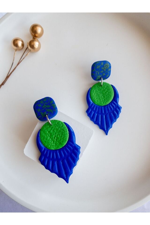 Mavi Yeşil Çiçek Desenli Küpe – Polimer Kil, El Yapımı, Antialerjik, Hediye Kutulu