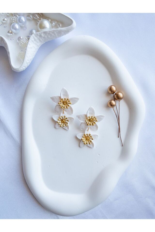 Beyaz Çiçek Desenli El Yapımı Polimer Kil Küpe – Antialerjik Çelik Aksamlı