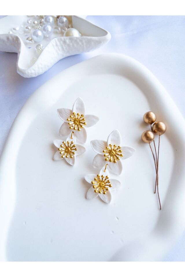 Beyaz Çiçek Desenli El Yapımı Polimer Kil Küpe – Antialerjik Çelik Aksamlı