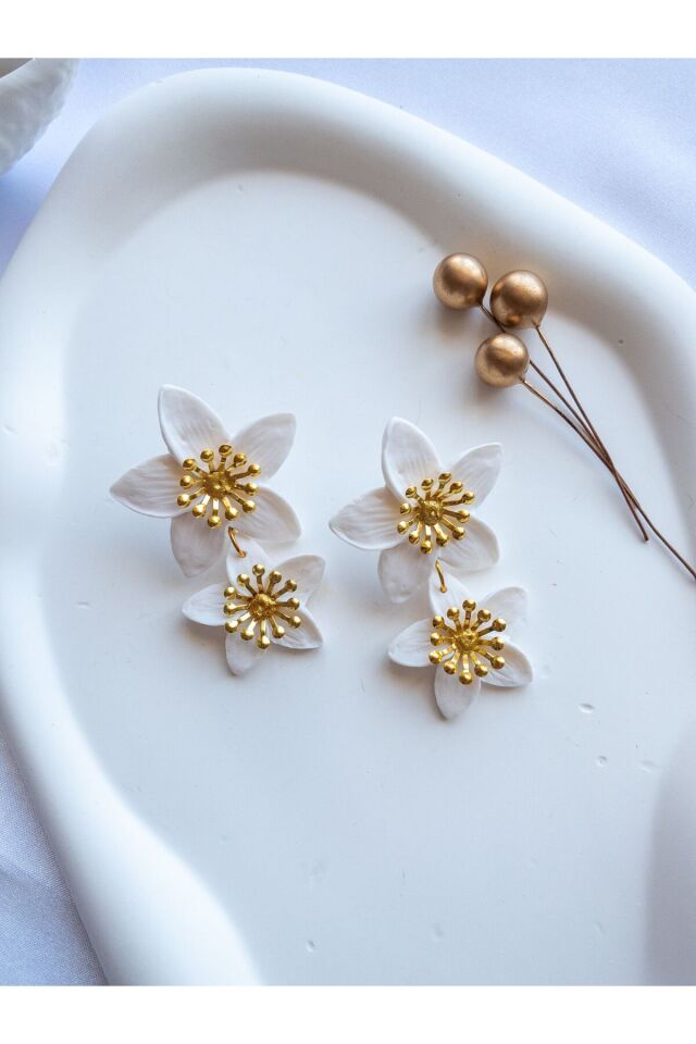 Beyaz Çiçek Desenli El Yapımı Polimer Kil Küpe – Antialerjik Çelik Aksamlı