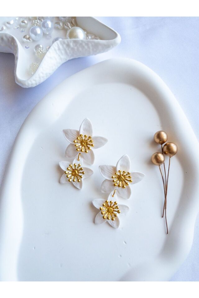 Beyaz Çiçek Desenli El Yapımı Polimer Kil Küpe – Antialerjik Çelik Aksamlı