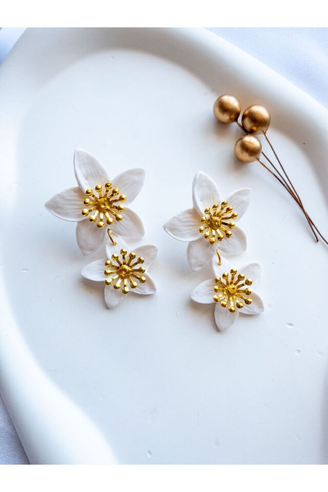 Beyaz Çiçek Desenli El Yapımı Polimer Kil Küpe – Antialerjik Çelik Aksamlı