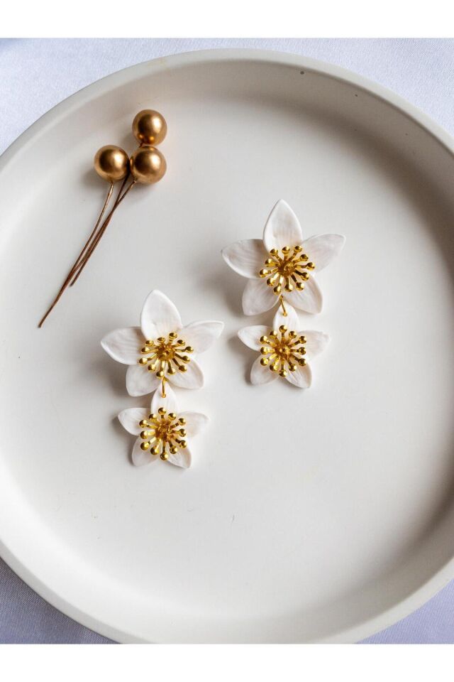 Beyaz Çiçek Desenli El Yapımı Polimer Kil Küpe – Antialerjik Çelik Aksamlı