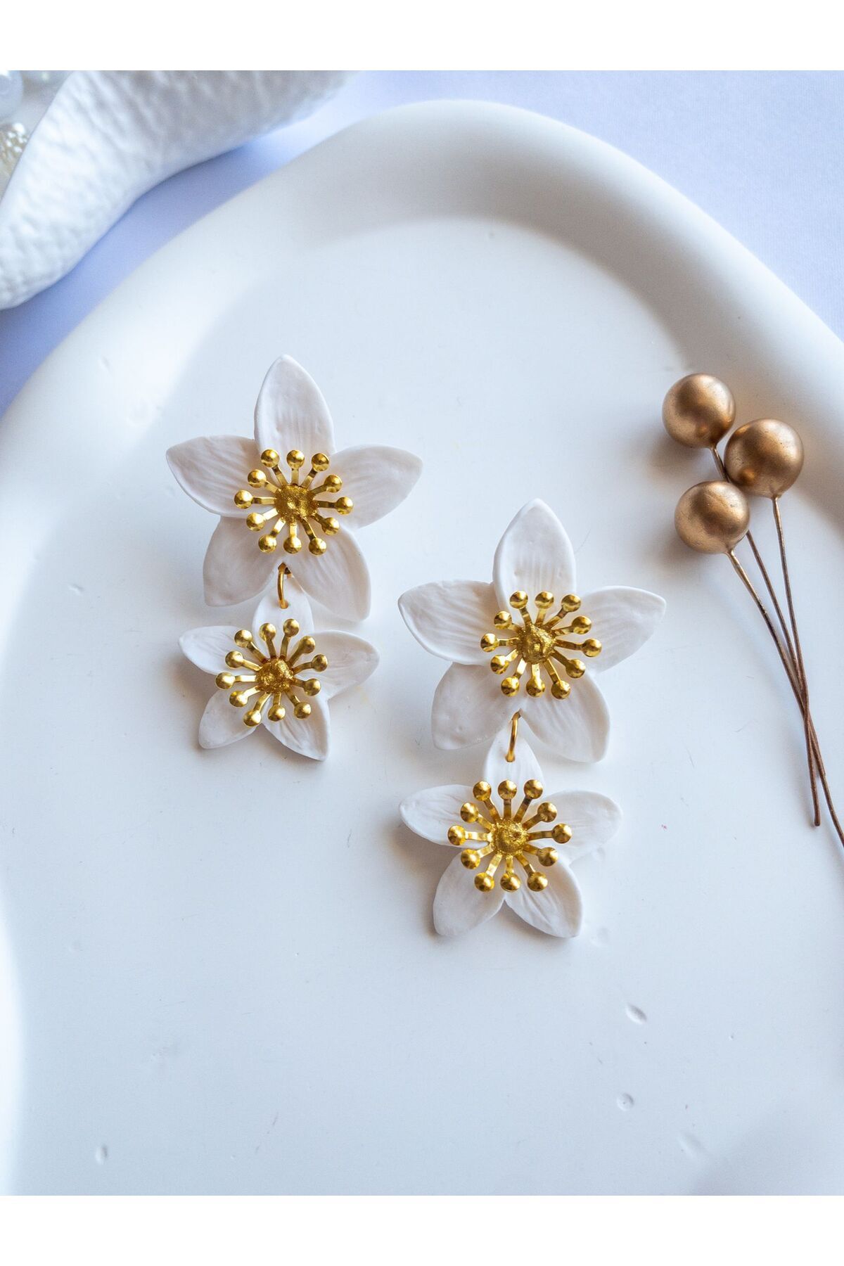 Beyaz Çiçek Desenli El Yapımı Polimer Kil Küpe – Antialerjik Çelik Aksamlı