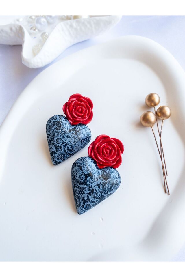 BeuBella Koyu Gri Dantelli Siyah Kalp Küpe – Kırmızı Gül Detaylı El Yapımı – Antialerjik Çelik