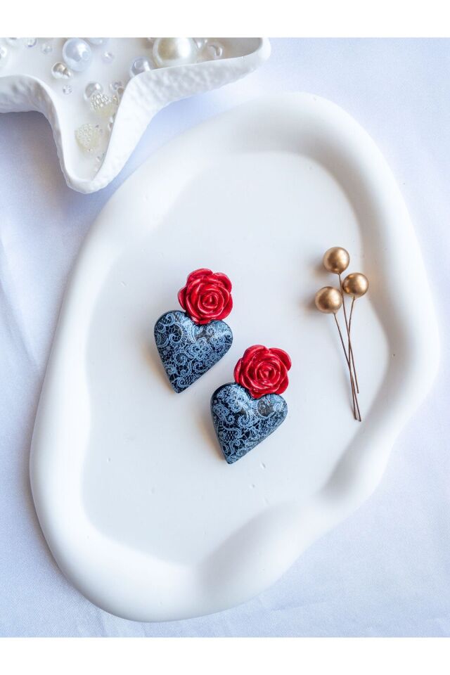 BeuBella Koyu Gri Dantelli Siyah Kalp Küpe – Kırmızı Gül Detaylı El Yapımı – Antialerjik Çelik