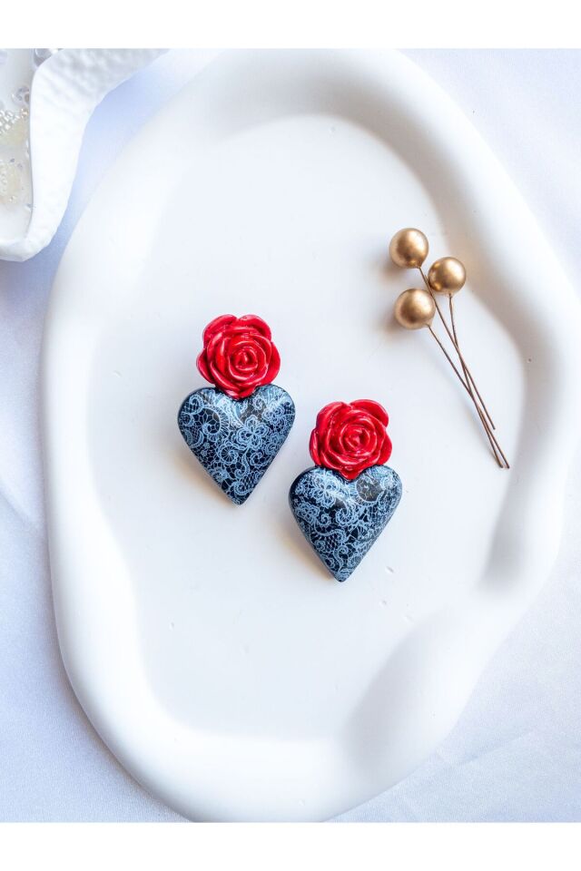 BeuBella Koyu Gri Dantelli Siyah Kalp Küpe – Kırmızı Gül Detaylı El Yapımı – Antialerjik Çelik