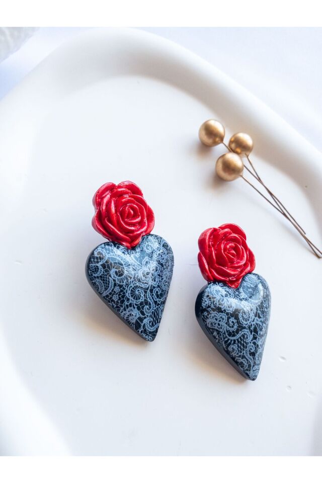 BeuBella Koyu Gri Dantelli Siyah Kalp Küpe – Kırmızı Gül Detaylı El Yapımı – Antialerjik Çelik