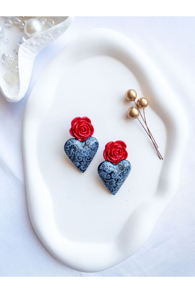 BeuBella Koyu Gri Dantelli Siyah Kalp Küpe – Kırmızı Gül Detaylı El Yapımı – Antialerjik Çelik