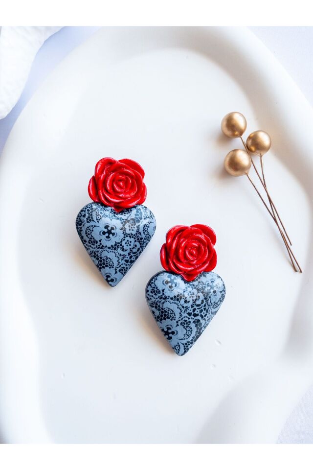 BeuBella Açık Gri Dantelli Siyah Kalp Küpe – Kırmızı Gül Detaylı El Yapımı – Antialerjik Çelik