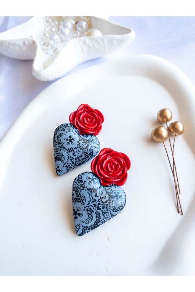 BeuBella Açık Gri Dantelli Siyah Kalp Küpe – Kırmızı Gül Detaylı El Yapımı – Antialerjik Çelik