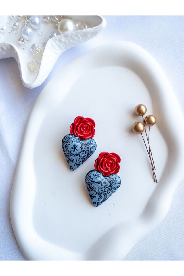 BeuBella Açık Gri Dantelli Siyah Kalp Küpe – Kırmızı Gül Detaylı El Yapımı – Antialerjik Çelik