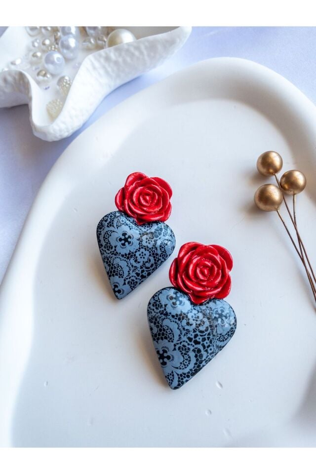 BeuBella Açık Gri Dantelli Siyah Kalp Küpe – Kırmızı Gül Detaylı El Yapımı – Antialerjik Çelik
