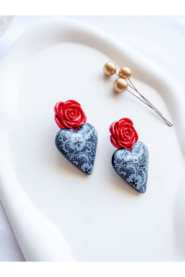 BeuBella Açık Gri Dantelli Siyah Kalp Küpe – Kırmızı Gül Detaylı El Yapımı – Antialerjik Çelik