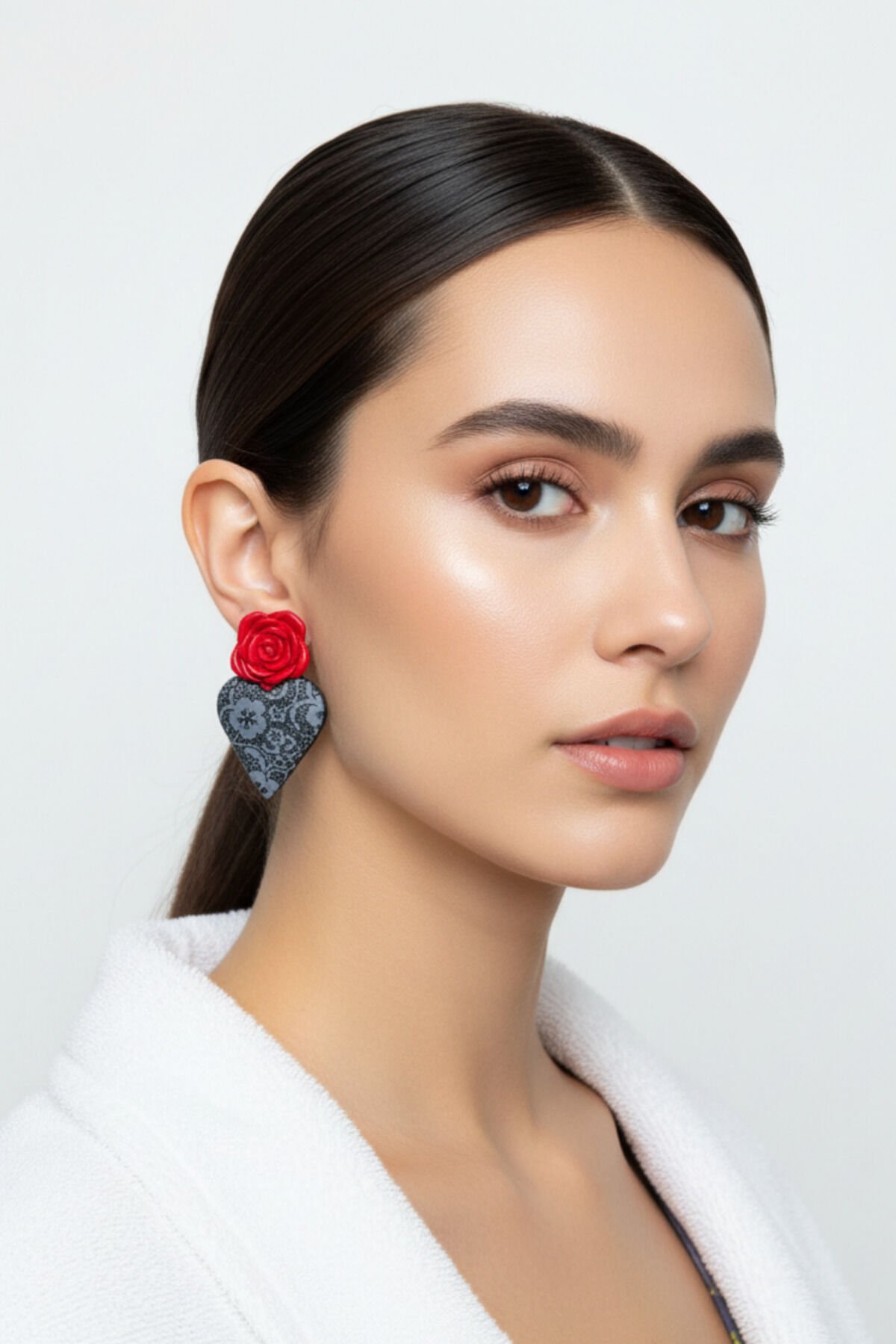 BeuBella Açık Gri Dantelli Siyah Kalp Küpe – Kırmızı Gül Detaylı El Yapımı – Antialerjik Çelik