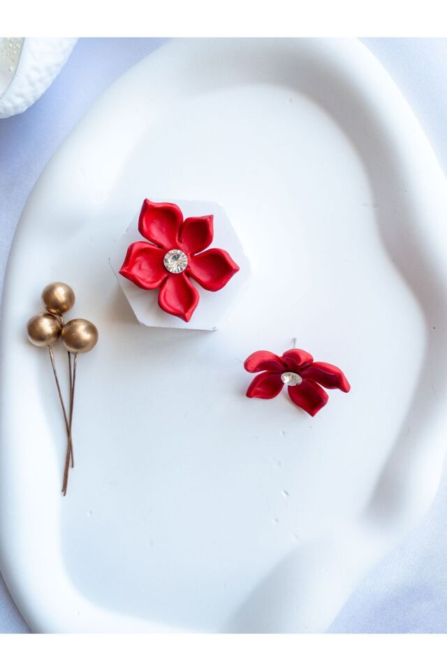 Kırmızı Çiçek Küpe – Ortası Kristal Taşlı El Yapımı Tasarım – Antialerjik Çelik Çivi