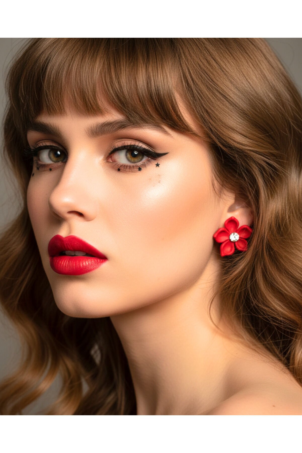 Kırmızı Çiçek Küpe – Ortası Kristal Taşlı El Yapımı Tasarım – Antialerjik Çelik Çivi