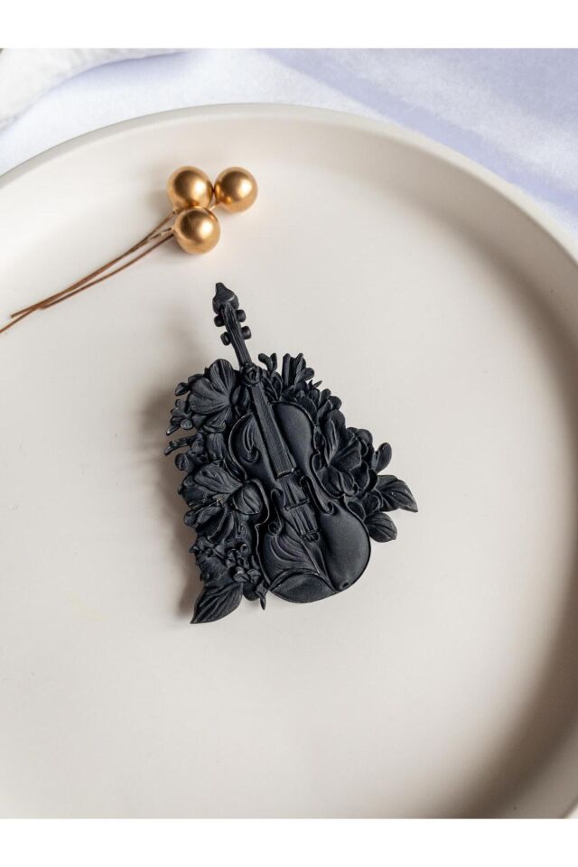 BeuBella Melody Bloom Siyah Broş – Çiçekli Keman El Yapımı Tasarım – Hafif Şık Aksesuar